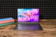 Планшет Samsung Galaxy Tab S12 Ultra с клавиатурным чехлом на деревянном столе