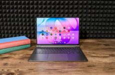 Планшет Samsung Galaxy Tab S12 Ultra с клавиатурным чехлом на деревянном столе