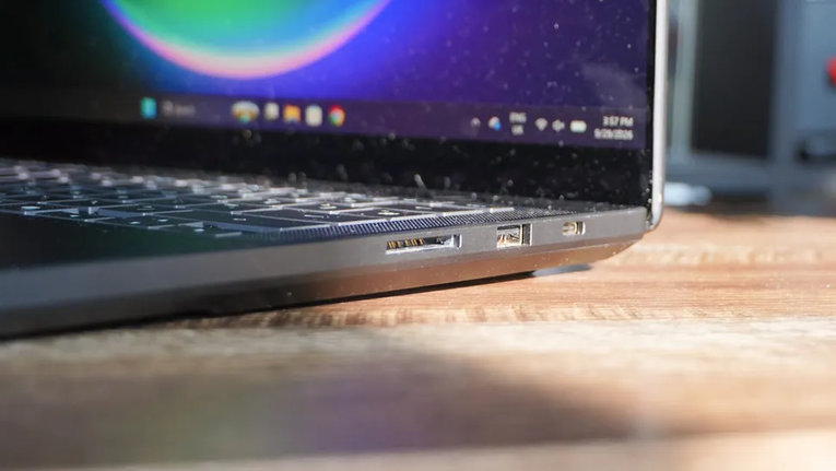 Боковые порты Asus ROG Zephyrus G14 2026: USB-A, USB-C и аудиоразъём 3,5 мм крупным планом