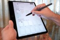 Планшет TCL Note A1 в левой руке, письмо стилусом T-Pen Pro: на экране выбор типа бумаги и шаблона рукописной заметки