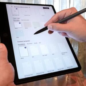Планшет TCL Note A1 в левой руке, письмо стилусом T-Pen Pro: на экране выбор типа бумаги и шаблона рукописной заметки