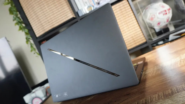 Крышка Asus ROG Zephyrus G14 2026 с фирменной диагональной светящейся полосой и логотипом ROG